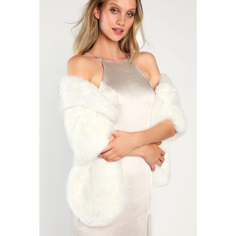 NWOT Lulus Stole Your Heart White Faux Fur Stole - One Size